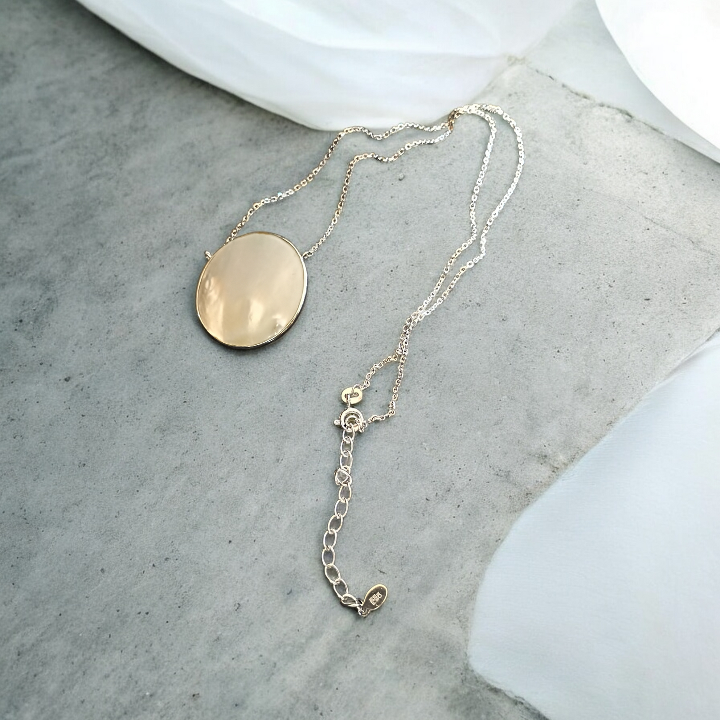 Mother of pearl pendant necklace