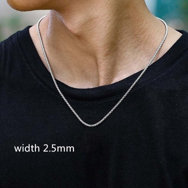 Silver chain necklace on a person wearing a black shirt with text indicating width 2.5mm.