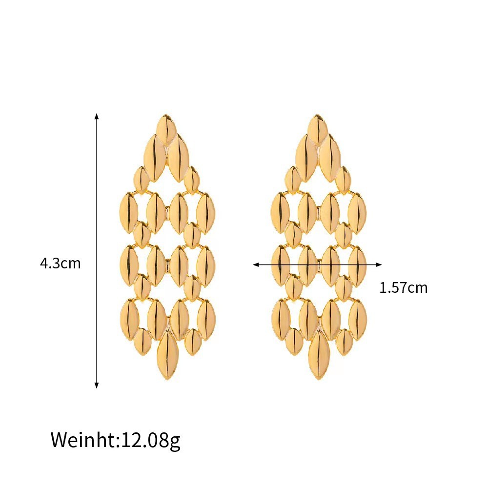 Gold earrings with measurements and weight on a white background